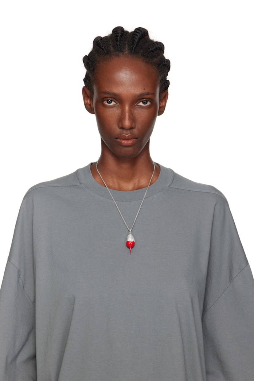 Foxtail chain necklace in silver tone.

· Faux-pearl with rubberized coating at drop
· Spring-ring fastening
· L22"

Supplier color: Silver/Red