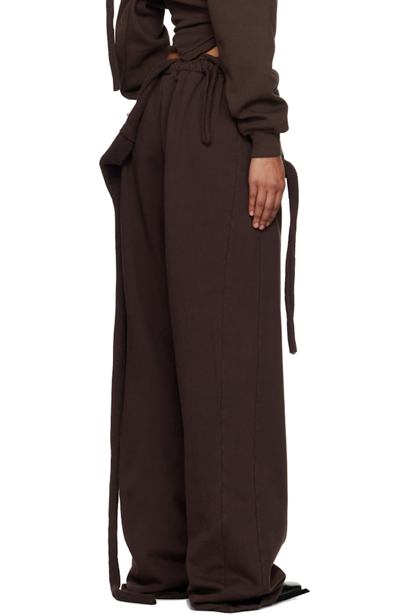 Organic cotton fleece sweatpants.

· Elasticized waistband
· Two-pocket styling
· Raw edge at cuffs
· Self-tie fastening at outseams

Supplier color: Dark brown wash
