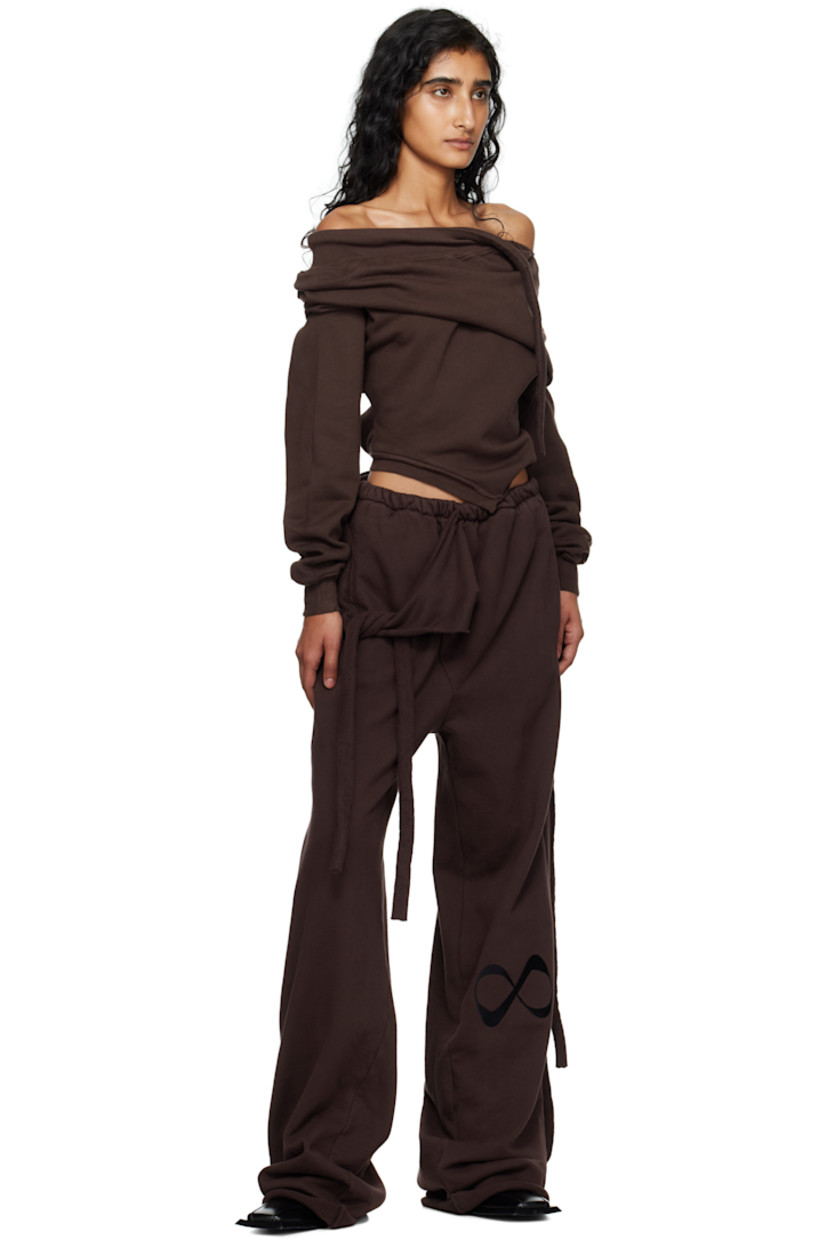 Organic cotton fleece sweatpants.

· Elasticized waistband
· Two-pocket styling
· Raw edge at cuffs
· Self-tie fastening at outseams

Supplier color: Dark brown wash
