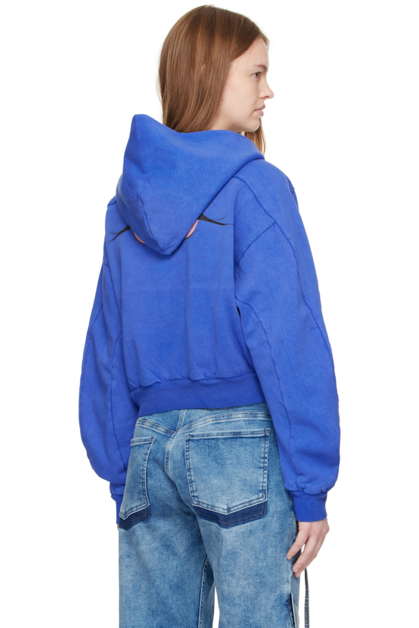 Organic cotton fleece hoodie. 

· Zip closure
· Patch with raw edge at chest
· Patch pockets
· Rib-knit cropped hem and cuffs
· Raglan sleeves
· Graphic printed at back 

Supplier color: Surf blue