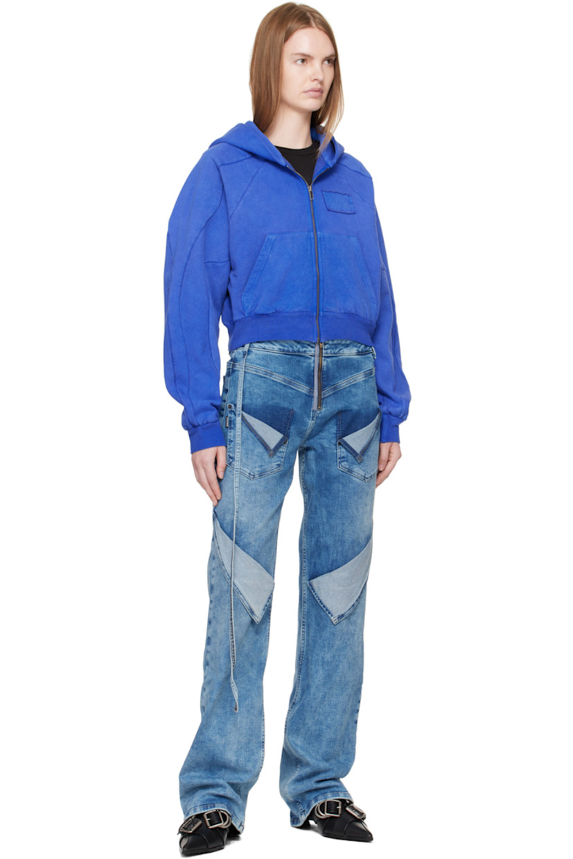 Organic cotton fleece hoodie. 

· Zip closure
· Patch with raw edge at chest
· Patch pockets
· Rib-knit cropped hem and cuffs
· Raglan sleeves
· Graphic printed at back 

Supplier color: Surf blue