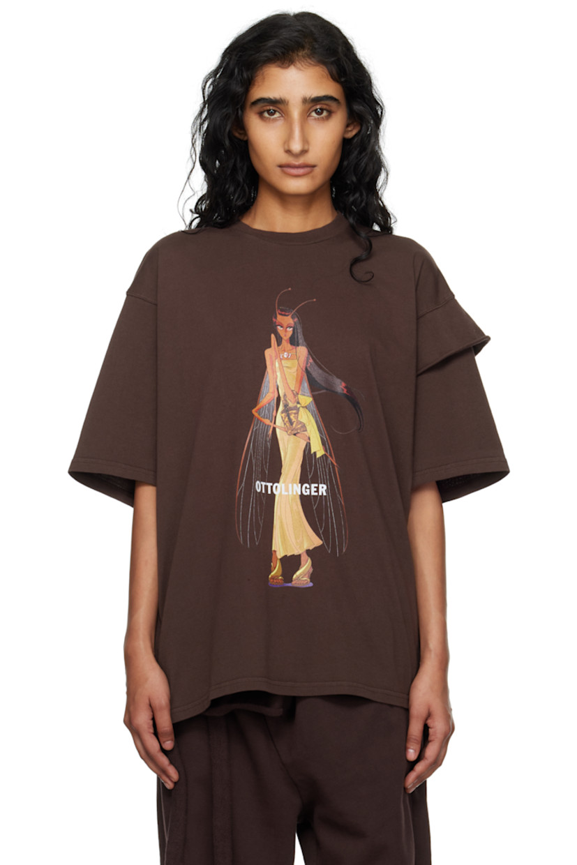 Organic cotton jersey T-shirt.

· Rib-knit crewneck
· Logo graphic printed at front
· Extended trim with rolled edge at sleeve

Featuring artwork from Julien Ceccaldi.

Supplier color: Dark brown wash