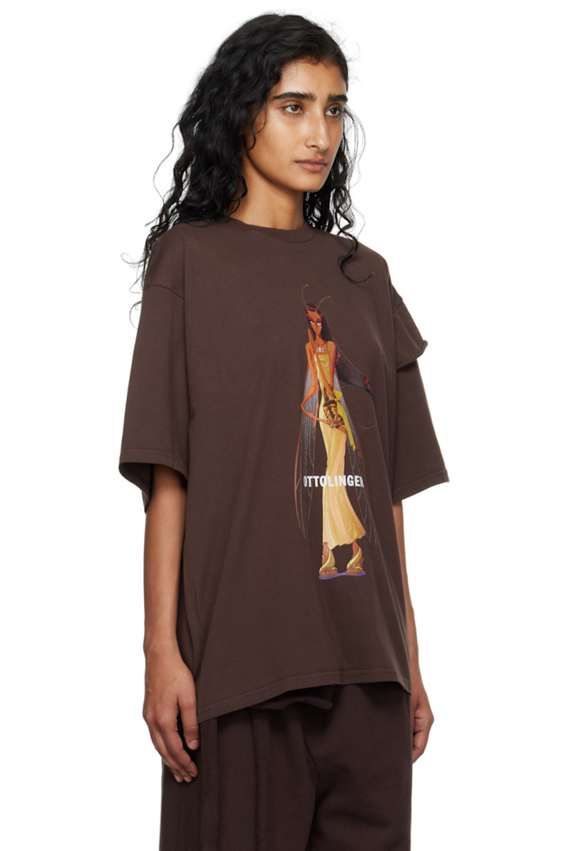 Organic cotton jersey T-shirt.

· Rib-knit crewneck
· Logo graphic printed at front
· Extended trim with rolled edge at sleeve

Featuring artwork from Julien Ceccaldi.

Supplier color: Dark brown wash