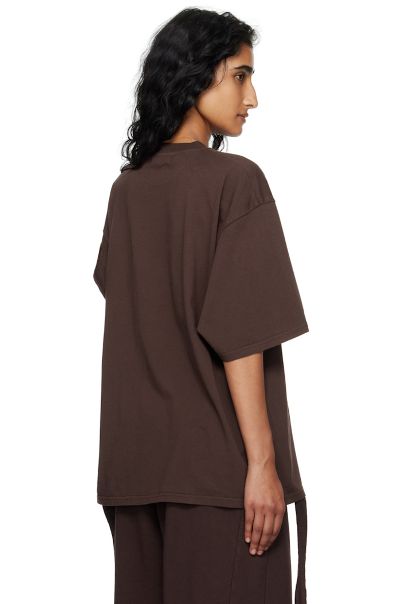 Organic cotton jersey T-shirt.

· Rib-knit crewneck
· Logo graphic printed at front
· Extended trim with rolled edge at sleeve

Featuring artwork from Julien Ceccaldi.

Supplier color: Dark brown wash