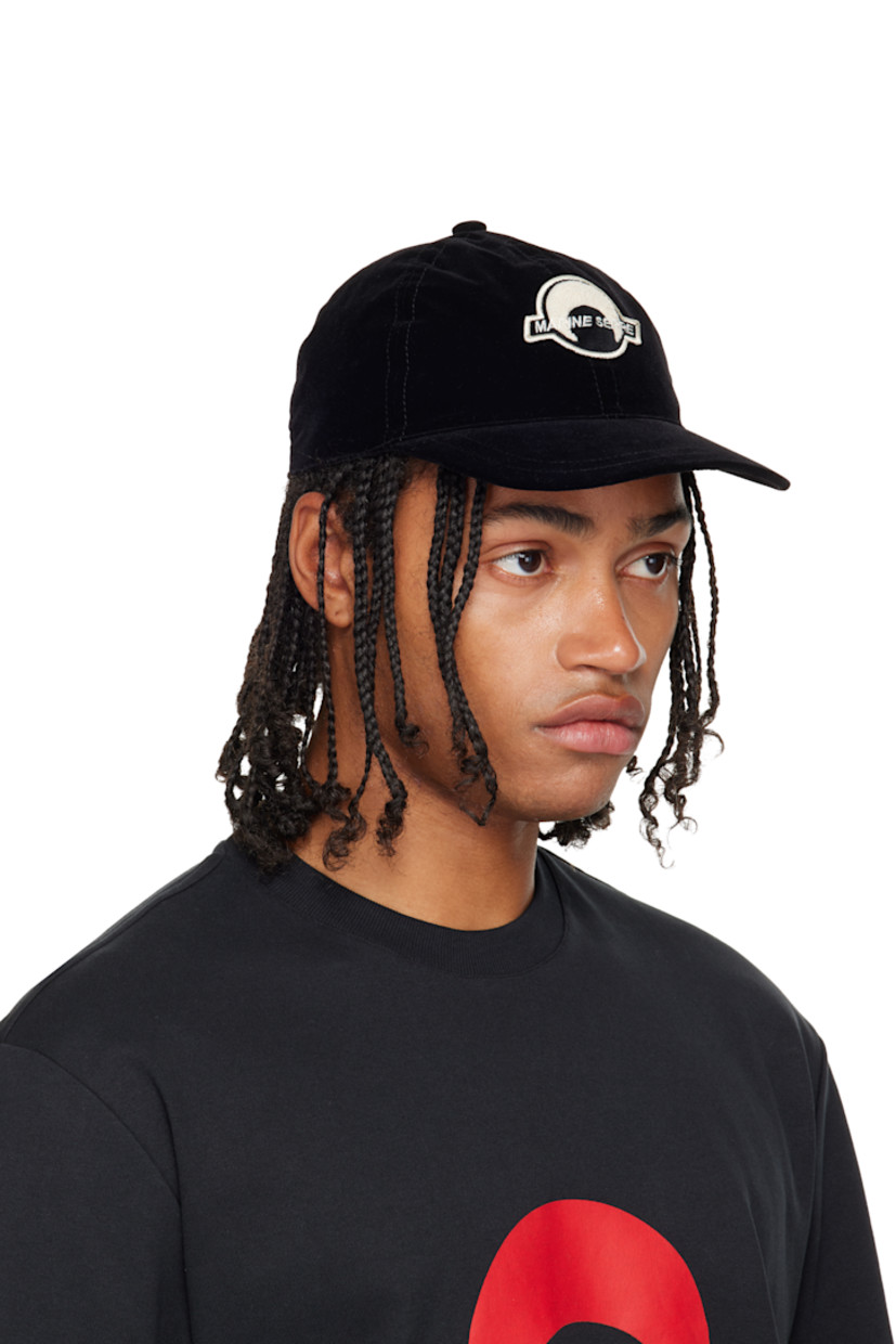 Velvet cap.

· Bouclé logo patch at face
· Curved brim
· Velcro fastening
· Twill lining

Supplier color: Black