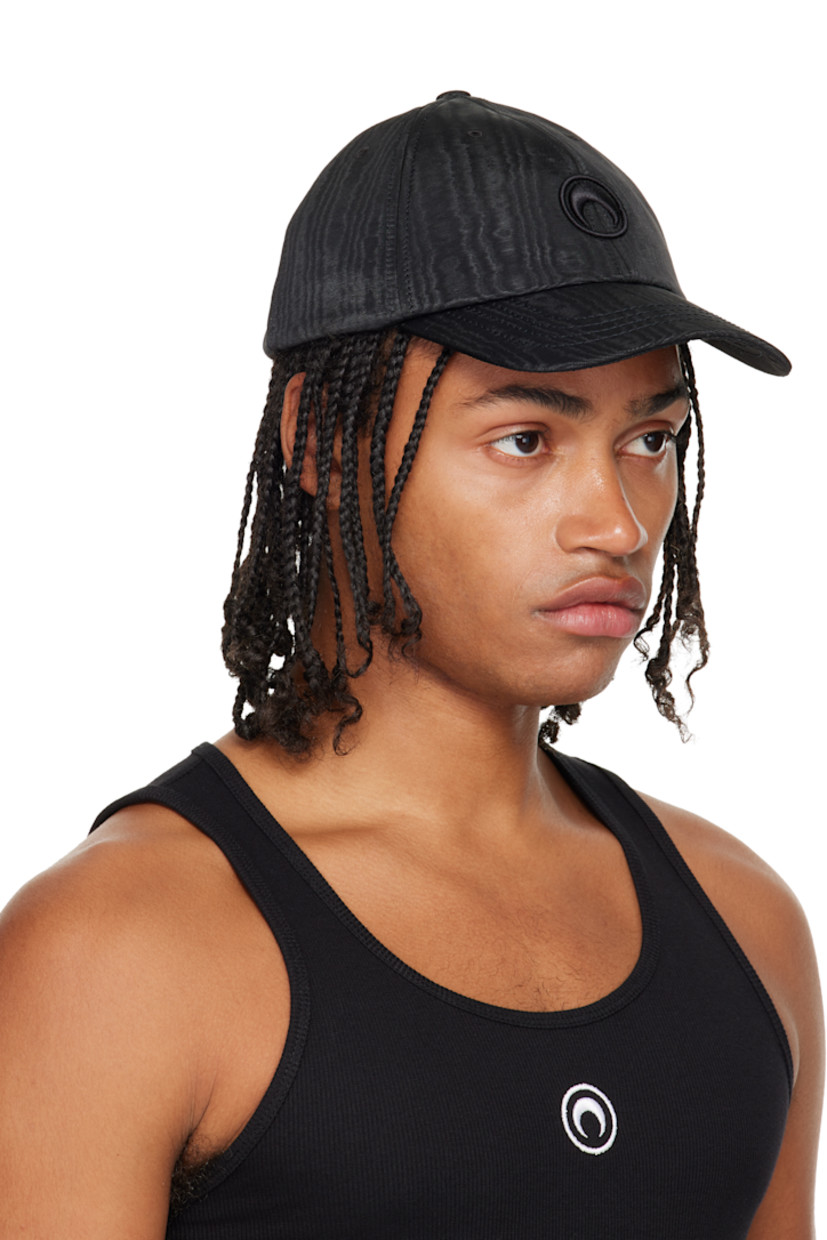 Moiré cap.

· Embroidered eyelets at crown
· Logo embroidered at face
· Curved brim
· Cinch fastening
· Twill lining

Supplier color: Black/Black