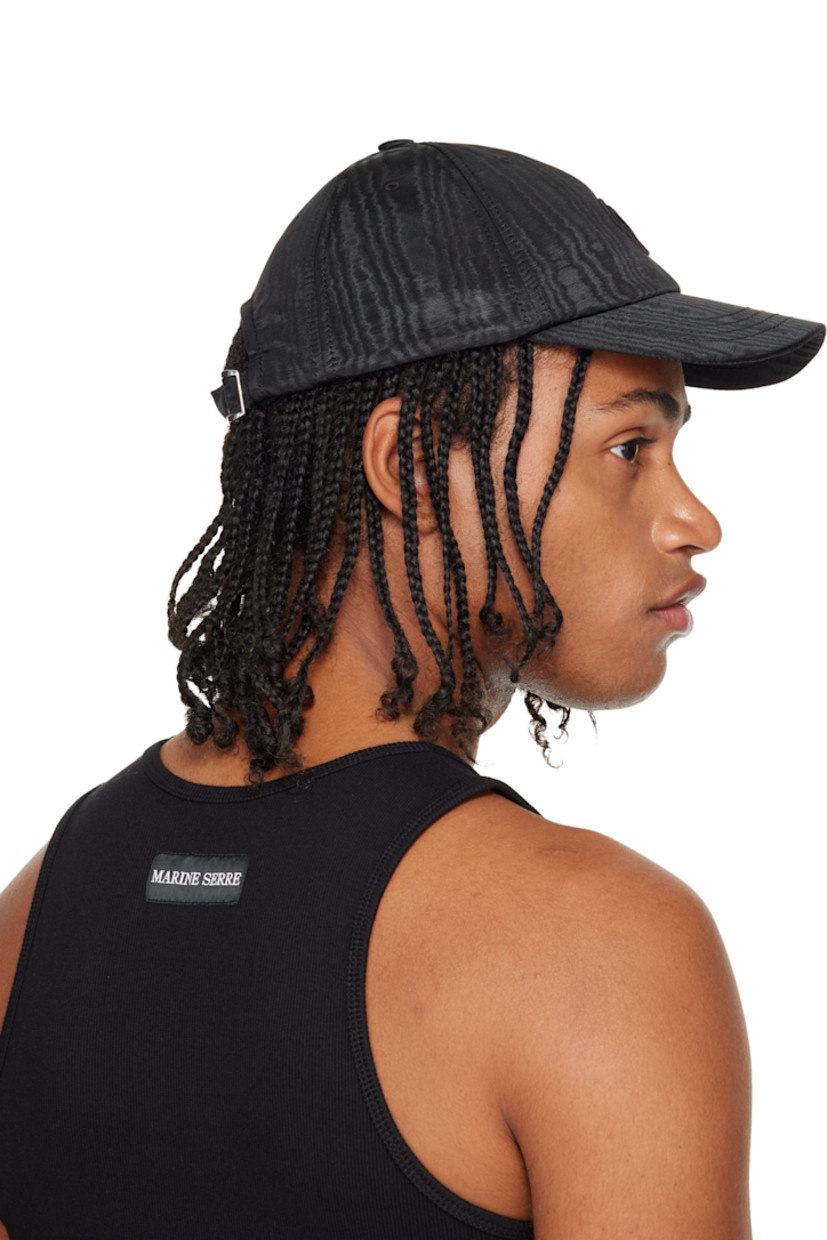 Moiré cap.

· Embroidered eyelets at crown
· Logo embroidered at face
· Curved brim
· Cinch fastening
· Twill lining

Supplier color: Black/Black