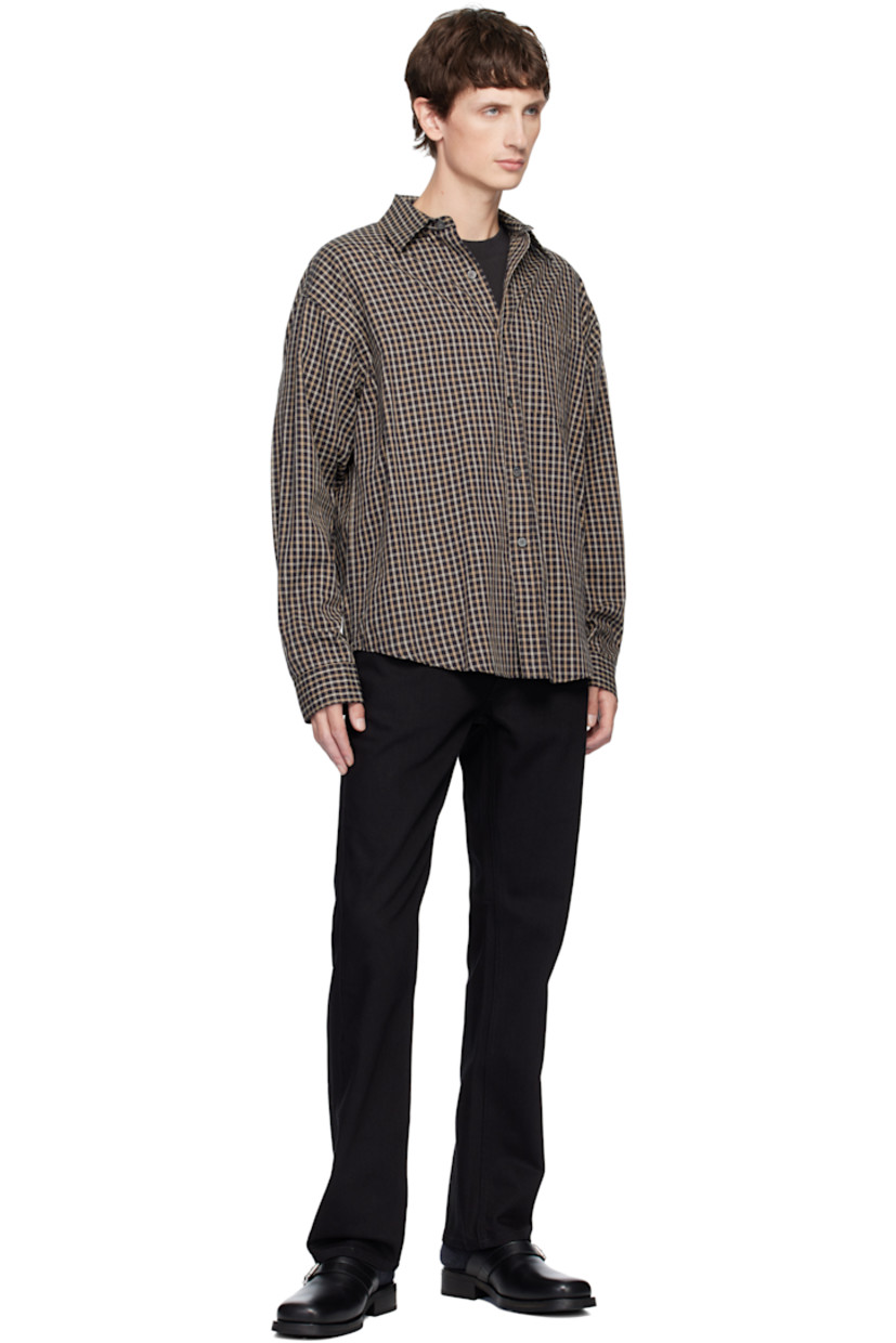 12.3 oz non-stretch organic cotton denim jeans. 

· Slim-fit
· Mid-rise
· Belt loops
· Five-pocket styling
· Button fly 
· Logo patch at back waistband 
· Logo flag at back pocket

Supplier color: Dry black tar
