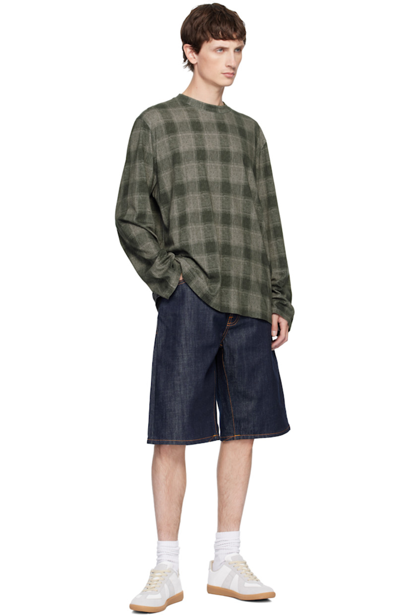 13.7 oz non-stretch organic cotton denim shorts.

· Loose-fit, wide-leg
· High-rise 
· Belt loops
· Five-pocket styling
· Button fly 
· Logo patch at back waistband 
· Logo flag at back pocket
· Contrast stitching in tan

Supplier color: Dry streaky