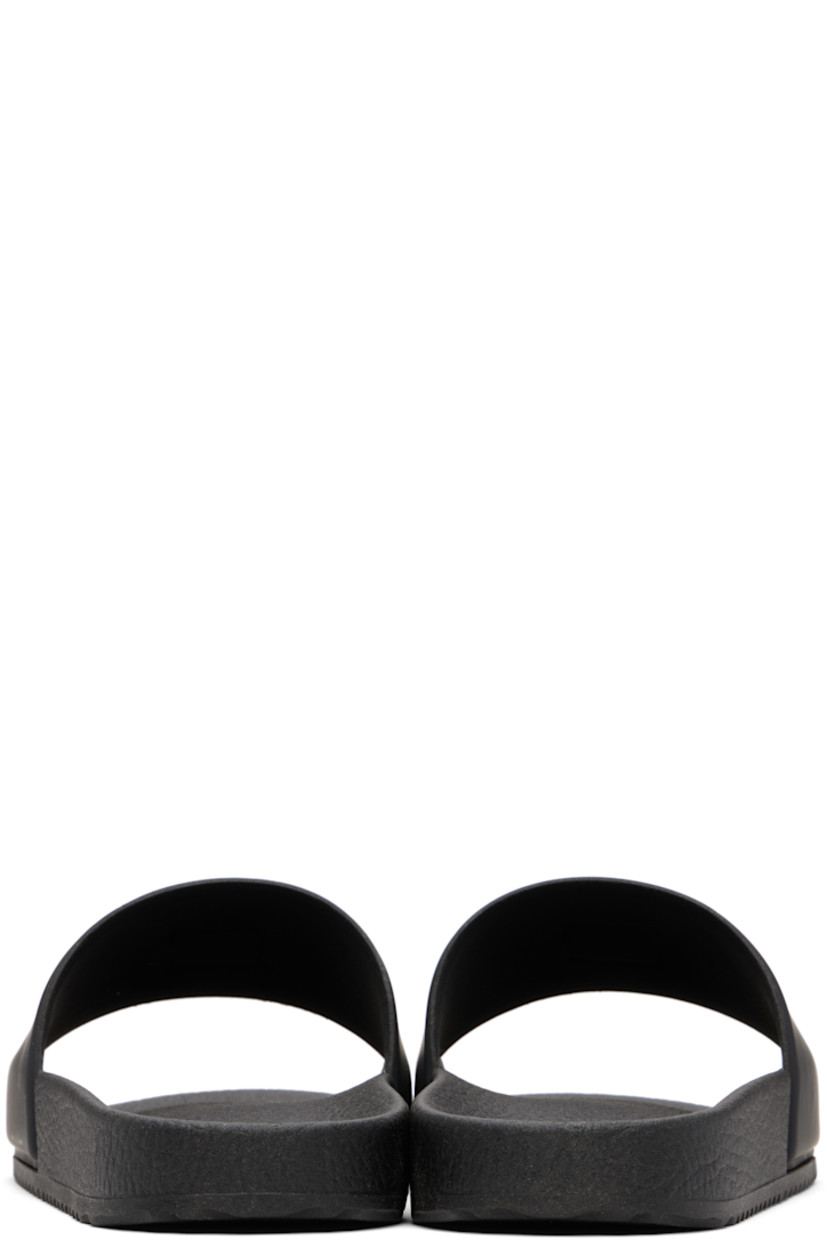 Rubber slides.

· Open toe
· Logo patch at vamp
· Jersey lining
· Treaded rubber sole

Supplier color: Black