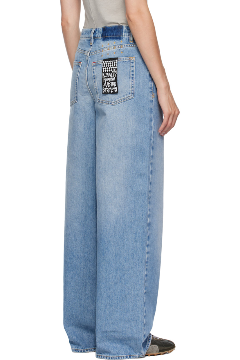 Non-stretch denim jeans.

· Fading, whiskering, and subtle distressing throughout
· Belt loops
· Five-pocket styling
· Zip fly 
· Embroidered logos at back waist and knee
· Detachable logo patch at back pocket
· Contrast stitching in tan

Supplier color: Denim