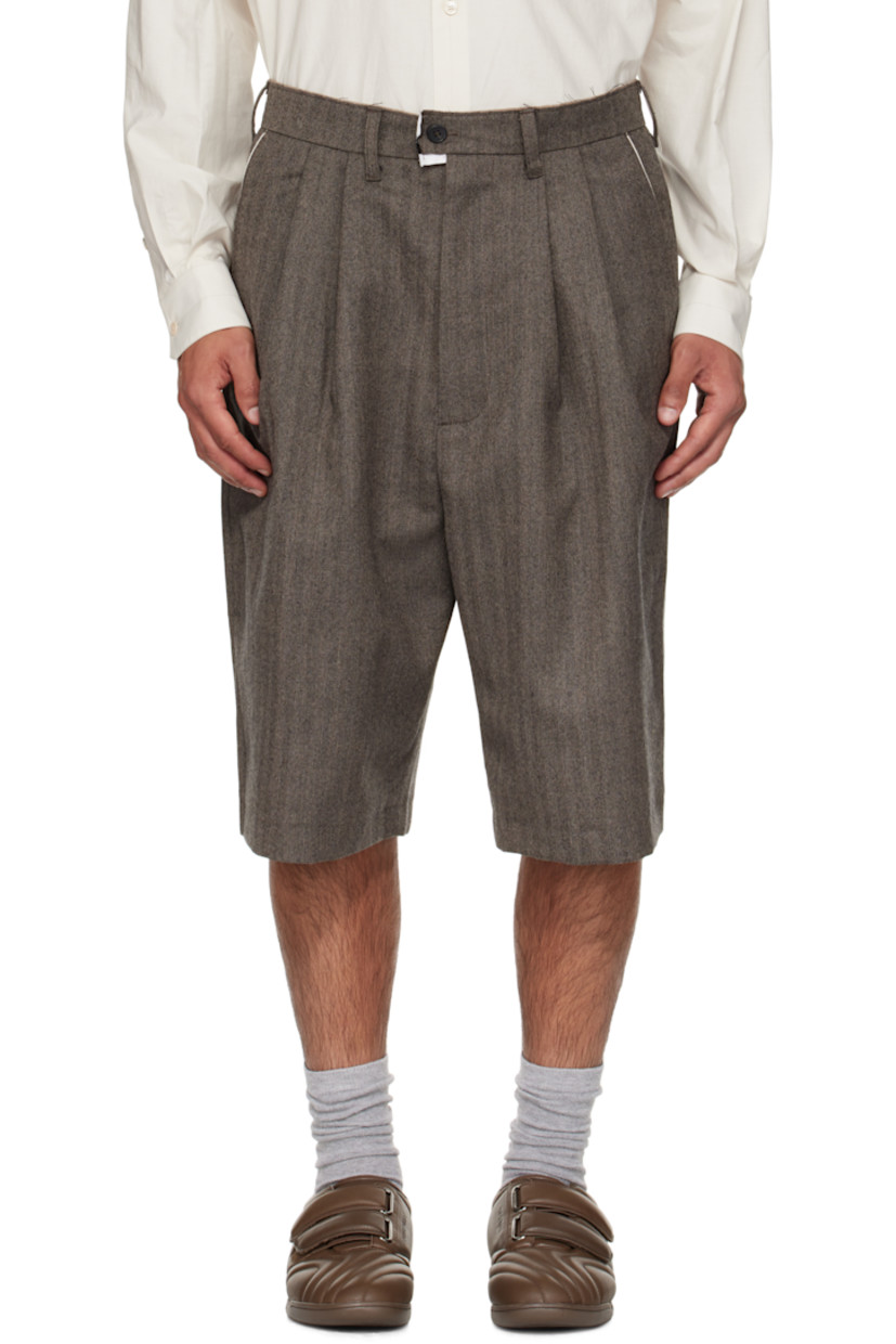 Virgin wool herringbone shorts.

· Raw edge at waistband
· Belt loops
· Three-pocket styling
· Zip fly
· Pleats at front 

Supplier color: Herringbone
