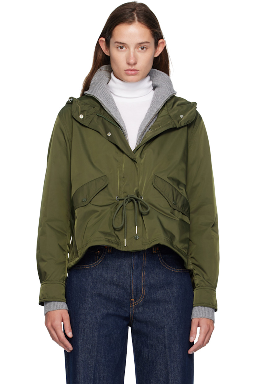 Satin twill jacket. 

· Water-repellent
· Bungee-style drawstring at hood
· Zip closure with press-stud placket
· Drawstring and flap pockets at waist
· Embroidered logo patch at sleeve
· Press-stud barrel cuffs
· Drawstring at fishtail hem
· Full longue saison lining

Supplier color: Olive green