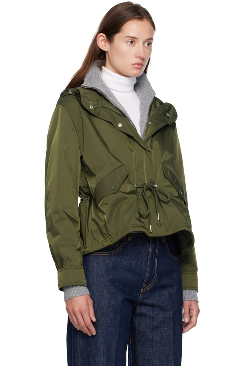Satin twill jacket. 

· Water-repellent
· Bungee-style drawstring at hood
· Zip closure with press-stud placket
· Drawstring and flap pockets at waist
· Embroidered logo patch at sleeve
· Press-stud barrel cuffs
· Drawstring at fishtail hem
· Full longue saison lining

Supplier color: Olive green