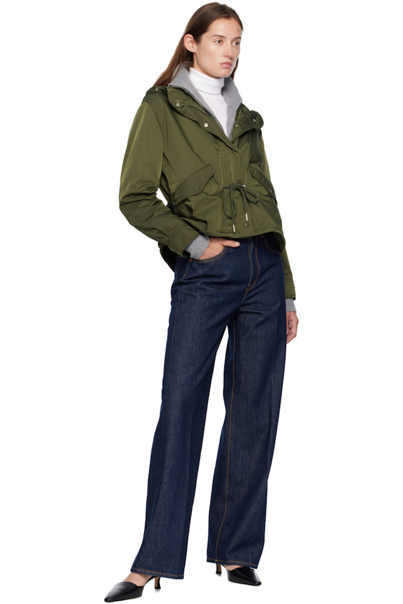 Satin twill jacket. 

· Water-repellent
· Bungee-style drawstring at hood
· Zip closure with press-stud placket
· Drawstring and flap pockets at waist
· Embroidered logo patch at sleeve
· Press-stud barrel cuffs
· Drawstring at fishtail hem
· Full longue saison lining

Supplier color: Olive green