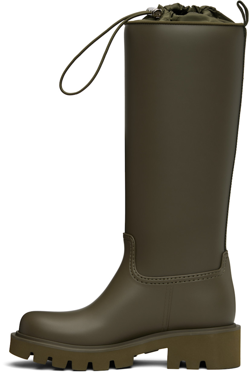 Knee-high rubber boots.

· Bungee-style drawstring at taffeta collar
· Rubberized logo patch at outer side
· Logo-printed pull-loop at heel tab
· Jersey lining
· Foam rubber midsole
· Treaded rubber sole
· Heel: H1.75"

Supplier color: Olive