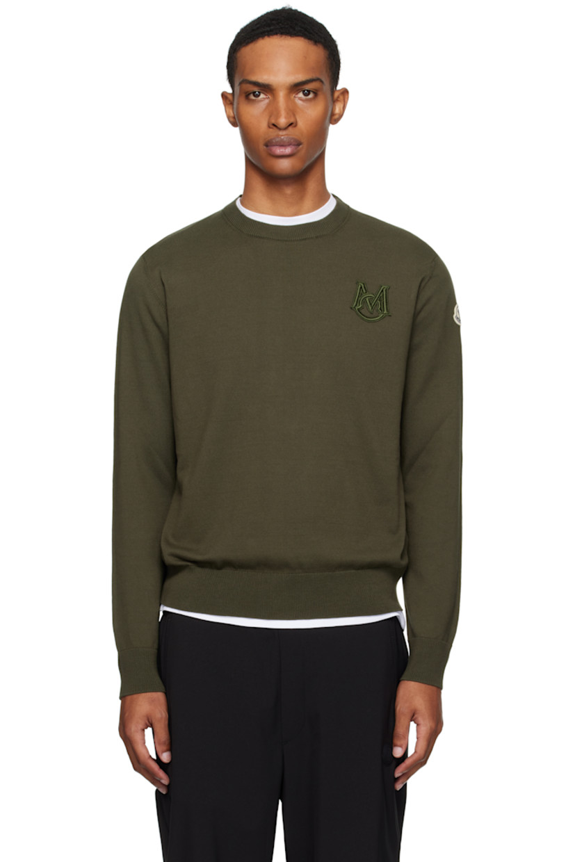 12-gauge knit cotton sweater.

· Lightweight
· Rib-knit crewneck, hem, and cuffs
· Embroidered logo patch at chest
· Felted logo patch at sleeve

Supplier color: Deep depths