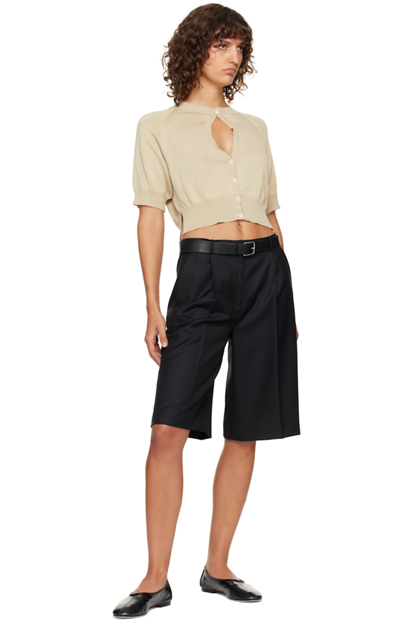 Grained leather belt.

· Keeper loop
· Pin-buckle fastening 
· Silver-tone hardware
· W1.25"

Supplier color: Black