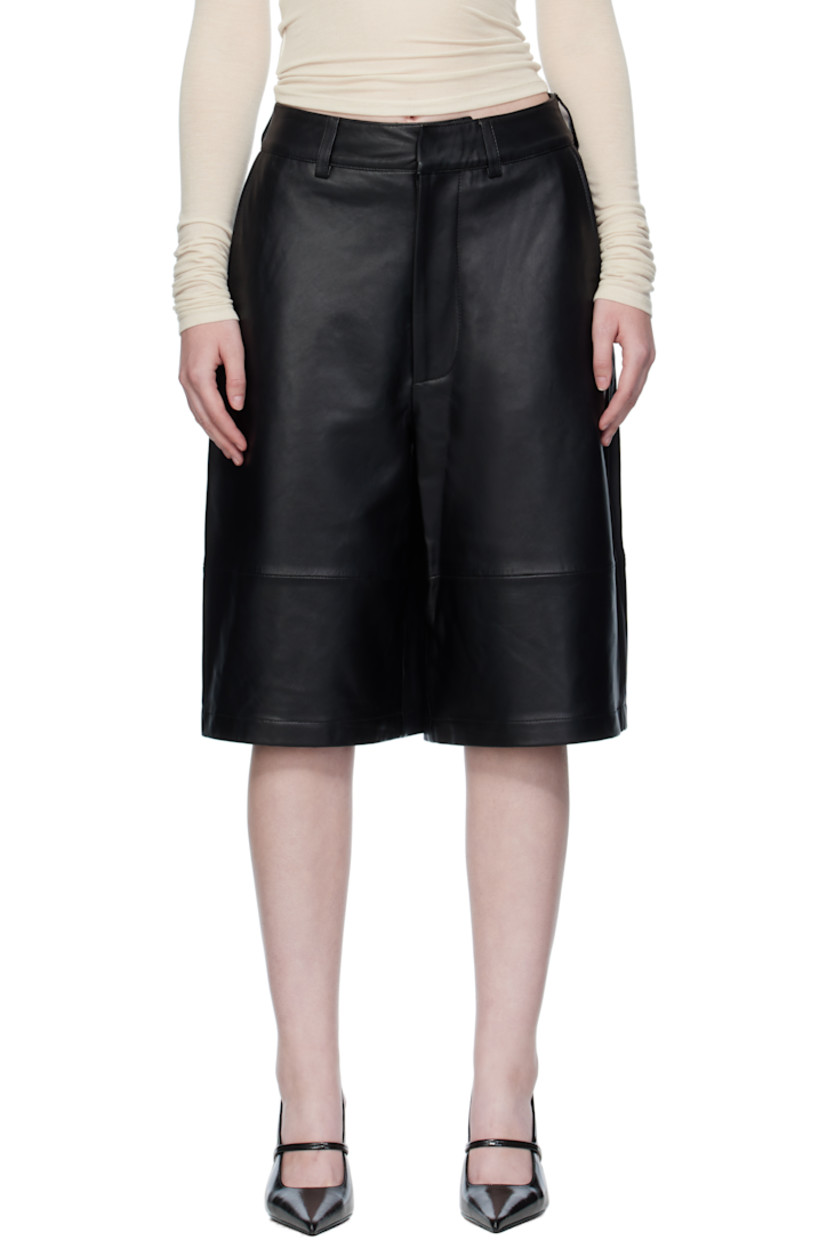 Grained lambskin shorts.

· Wide-leg 
· High-rise 
· Belt loops
· Four-pocket styling
· Zip fly 
· Full satin lining 

Supplier color: Black