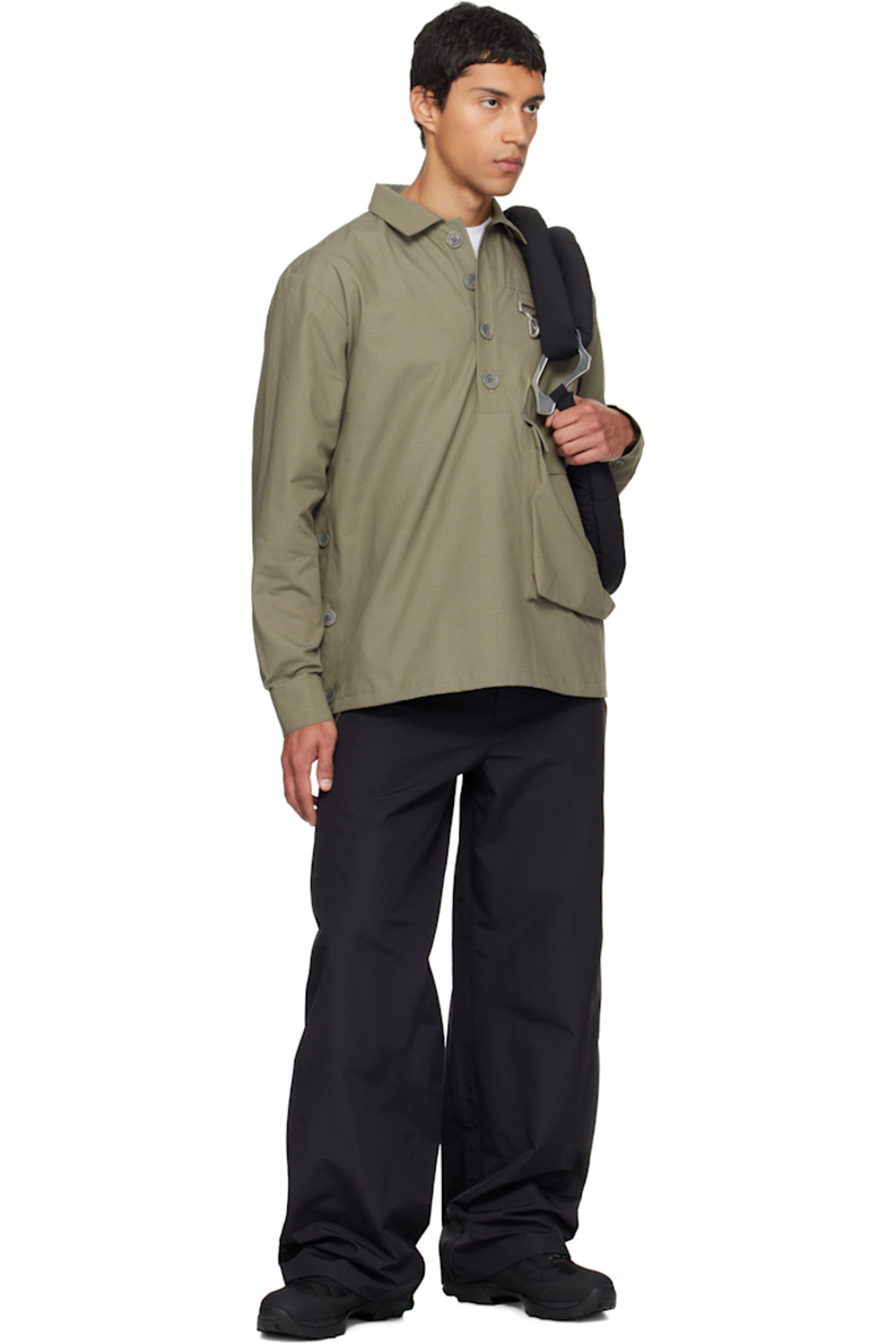 Cotton ripstop shirt.

· Spread collar
· Four-button placket
· Logo-engraved clasp at chest
· Flap pocket at front
· Drawstring at hem
· Button vent at seam pockets
· Logo patch at cuff
· Buttoned barrel cuffs

Supplier color: Sage