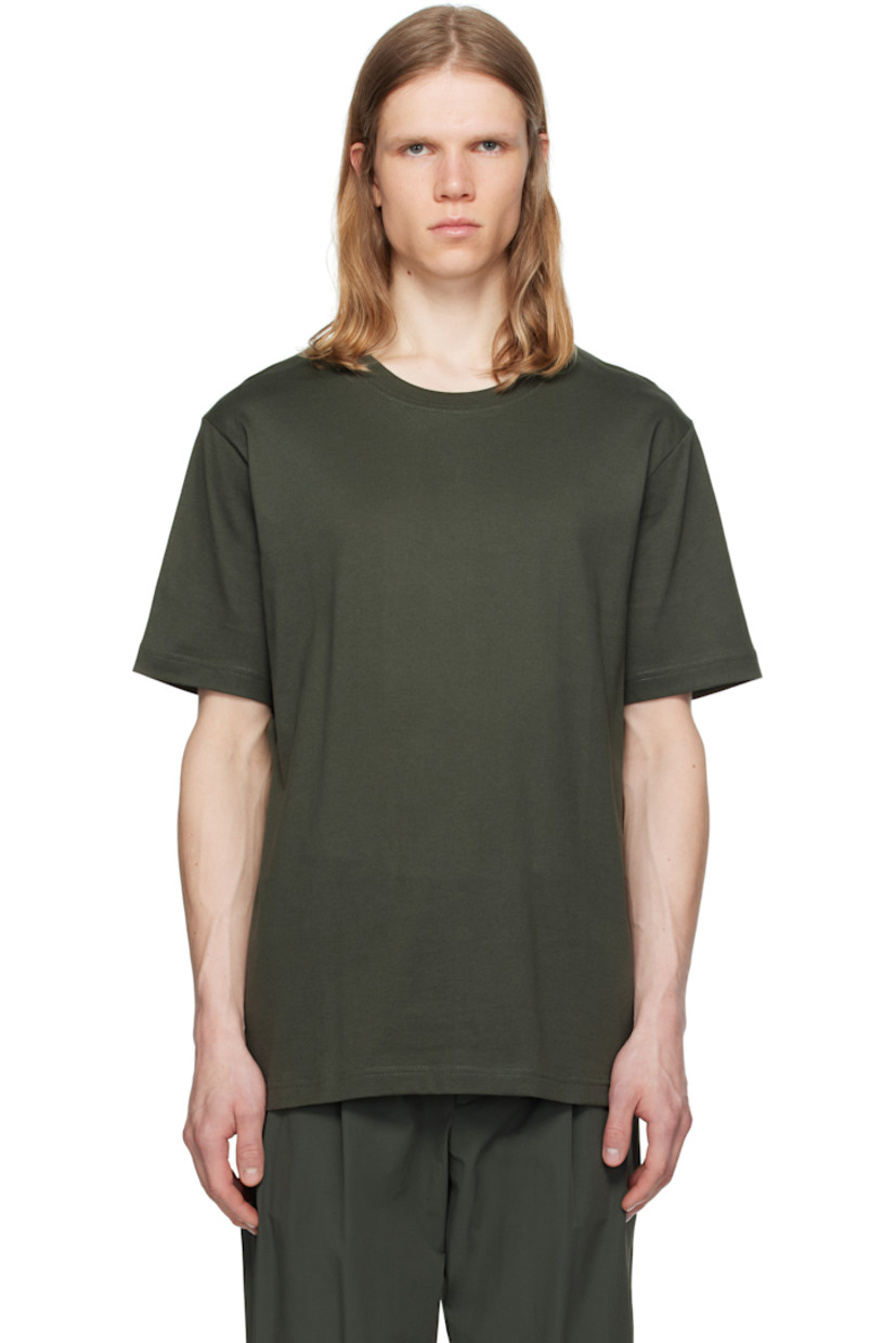 180 gsm organic cotton jersey T-shirt. 

· Rib-knit crewneck
· Logo flag at side seam

Supplier color: Black olive