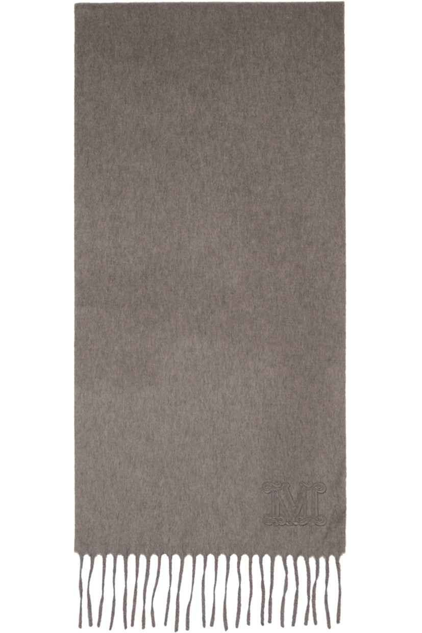Rectangular cashmere flannel scarf.

· Logo embroidered at face
· Fringed detailing at ends
· L75" x W11"

Supplier color: Gray