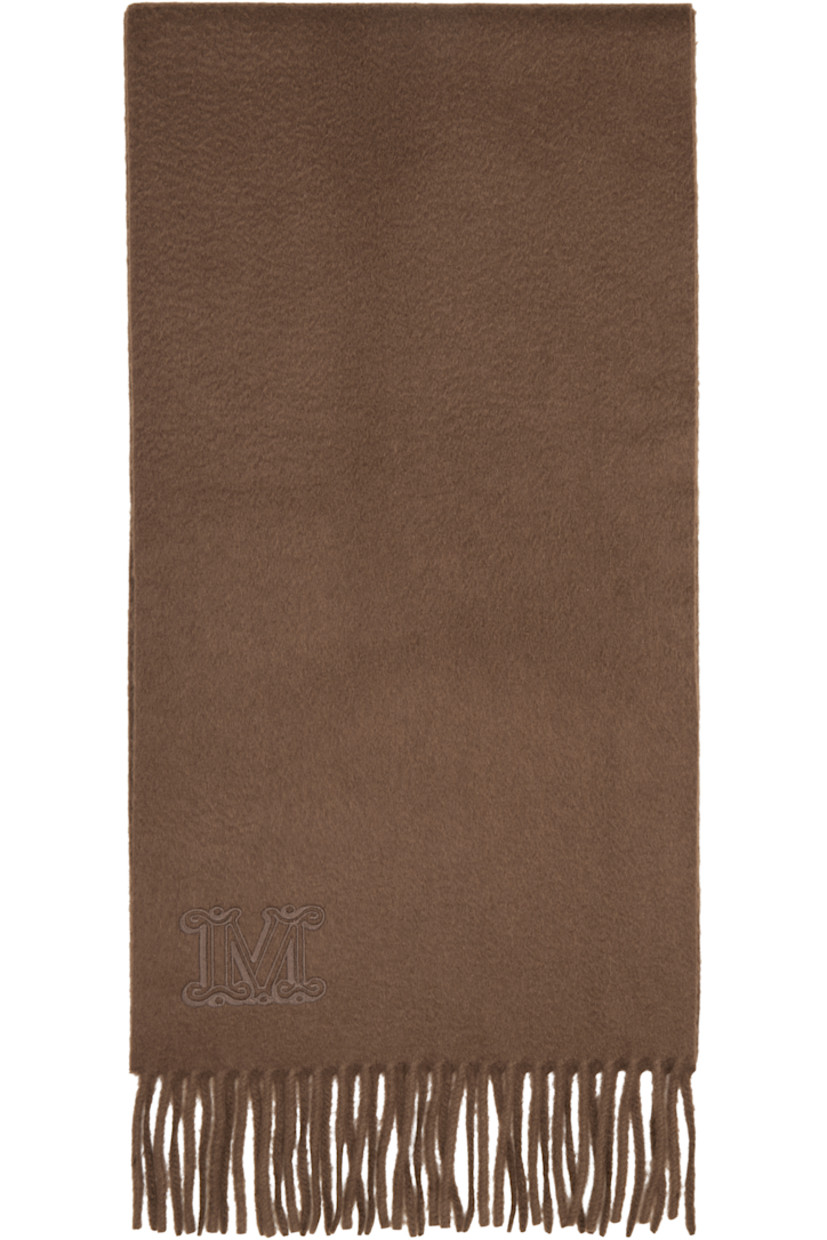 Rectangular cashmere flannel scarf.

· Logo embroidered at face
· Fringed detailing at ends
· L75" x W11"

Supplier color: Tobacco