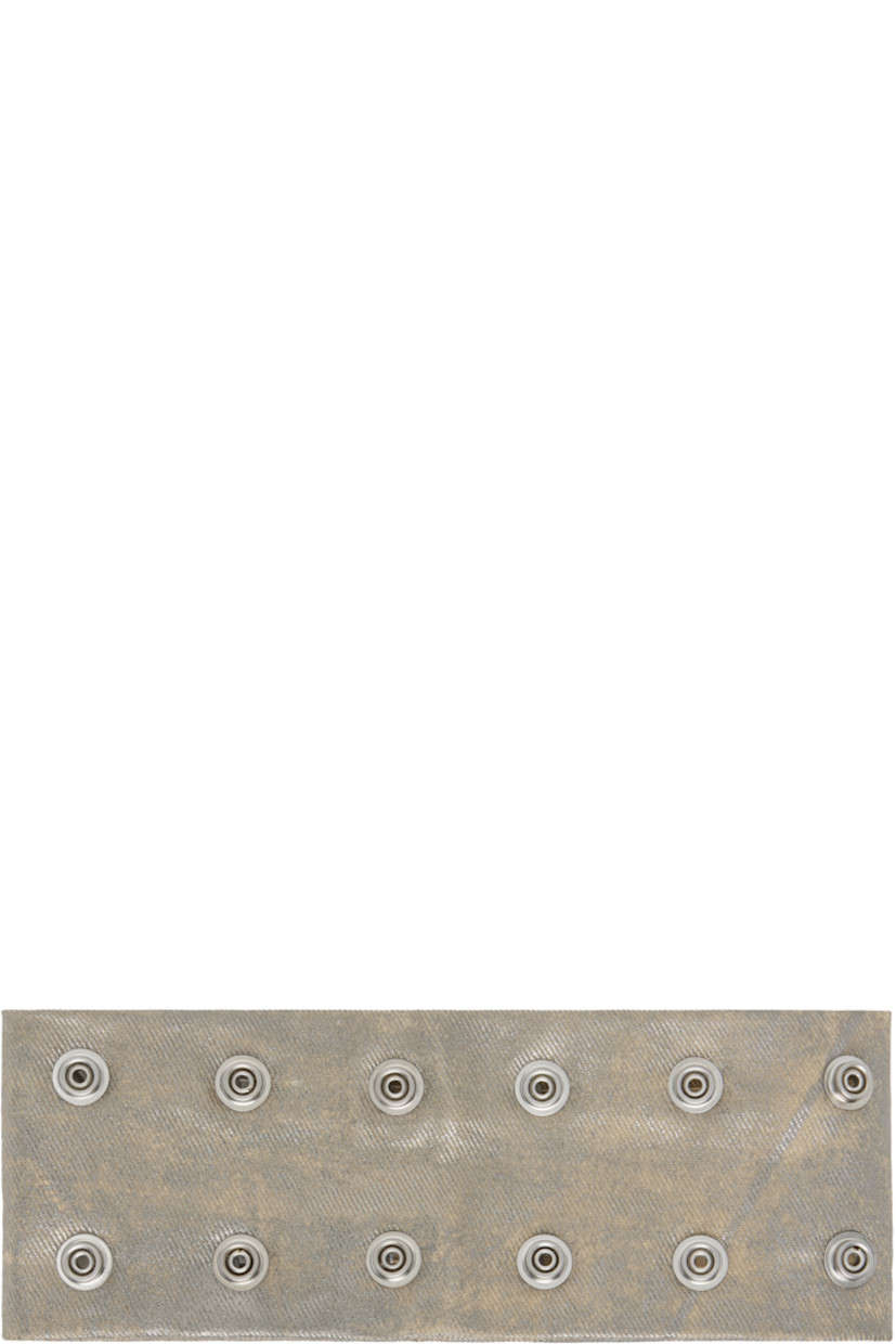 Foiled and waxed 13 oz non-stretch denim choker. 

· Overdyed and ZDHC-certified 
· Press-stud fastenings throughout 
· Plain-woven cotton lining 
· L20" x W3.25"

Supplier color: Palladium