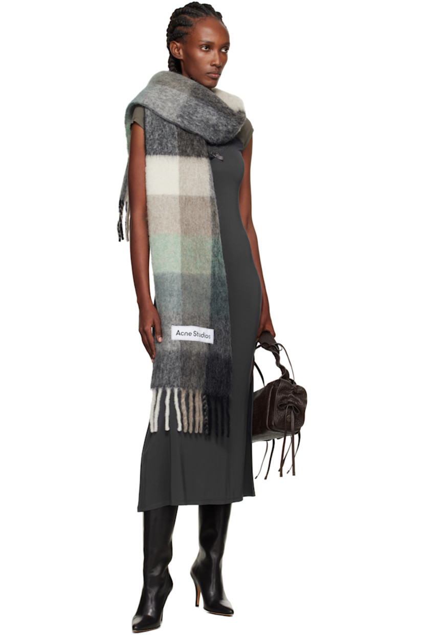 Rectangular brushed alpaca-blend flannel scarf.

· Check pattern throughout
· Logo patch at face
· Fringed detailing at ends
· L98.5" x W11"

Supplier color: Green/Grey/Black