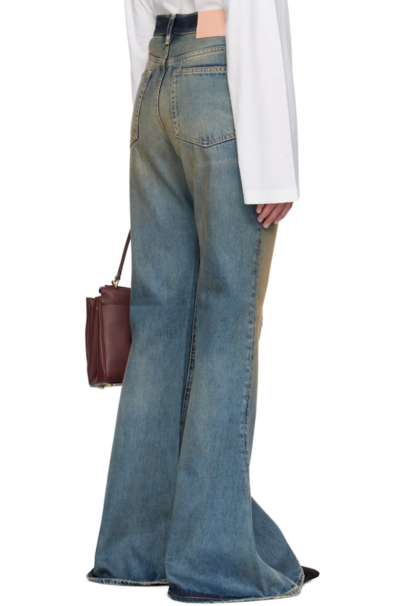 Non-stretch denim jeans.

· Bootcut 
· Fading, whiskering, and subtle distressing throughout 
· Belt loops
· Five-pocket styling
· Zip fly 
· Leather logo patch at back waistband

Supplier color: Dark blue
