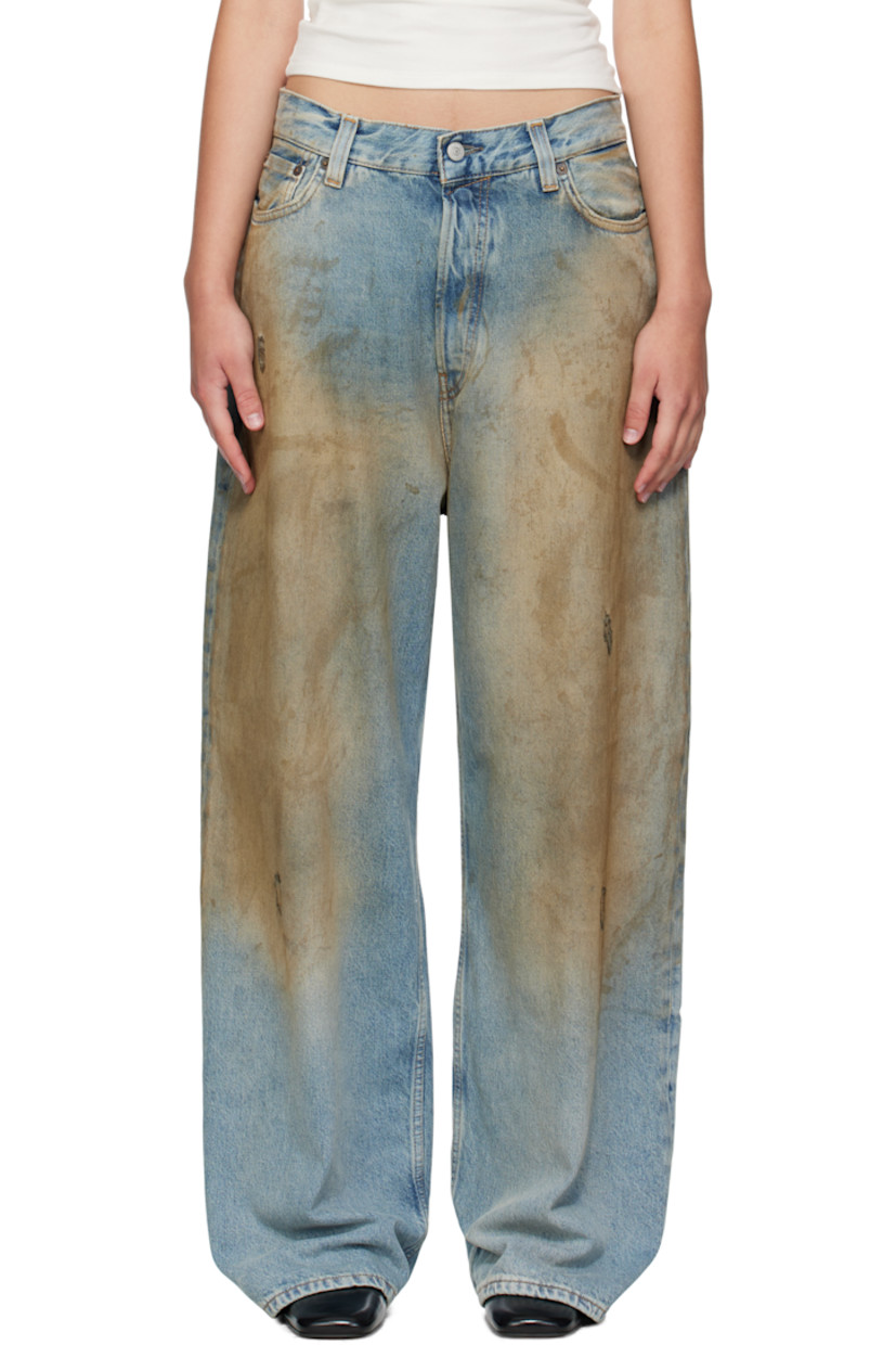 Non-stretch denim jeans. 

�· Fading, distressing, and whiskering throughout 
· Loose-fit 
· Low-rise 
· Belt loops
· Five-pocket styling
· Button fly 
· Leather logo patch at back waistband 

Supplier color: Mid blue