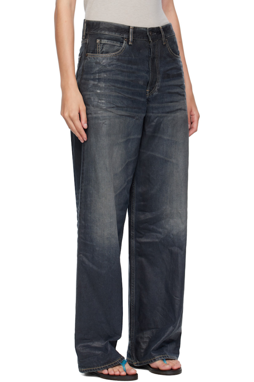 Coated non-stretch organic cotton denim jeans.

· Fading and whiskering throughout
· Loose-fit
· Belt loops
· Five-pocket styling
· Button fly
· Logo patch at back waistband
· Contrast stitching in beige

Supplier color: Black