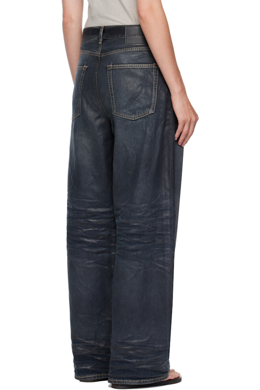 Coated non-stretch organic cotton denim jeans.

· Fading and whiskering throughout
· Loose-fit
· Belt loops
· Five-pocket styling
· Button fly
· Logo patch at back waistband
· Contrast stitching in beige

Supplier color: Black