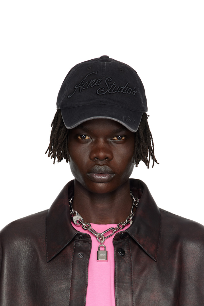 Organic cotton twill cap.

· Fading throughout
· Embroidered eyelets at crown
· Logo embroidered at face and brim
· Curved brim
· Cinch fastening

Supplier color: Black