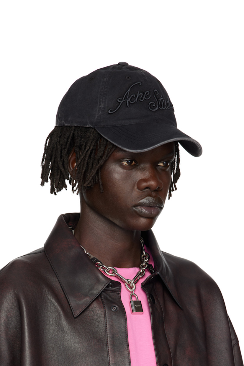 Organic cotton twill cap.

· Fading throughout
· Embroidered eyelets at crown
· Logo embroidered at face and brim
· Curved brim
· Cinch fastening

Supplier color: Black