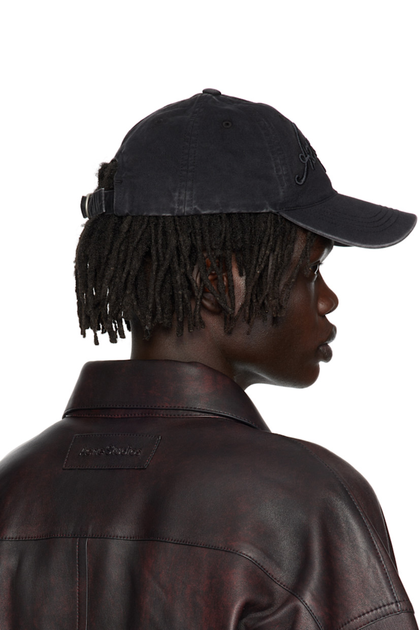 Organic cotton twill cap.

· Fading throughout
· Embroidered eyelets at crown
· Logo embroidered at face and brim
· Curved brim
· Cinch fastening

Supplier color: Black
