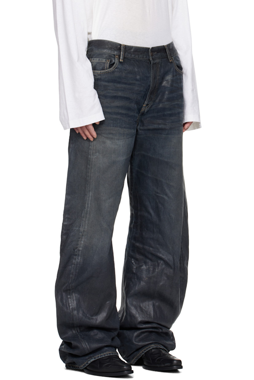 Coated non-stretch organic cotton denim jeans.

· Fading and whiskering throughout
· Loose-fit
· Low-rise
· Belt loops
· Five-pocket styling
· Button fly
· Logo patch at back waistband
· Contrast stitching in beige

Supplier color: Black