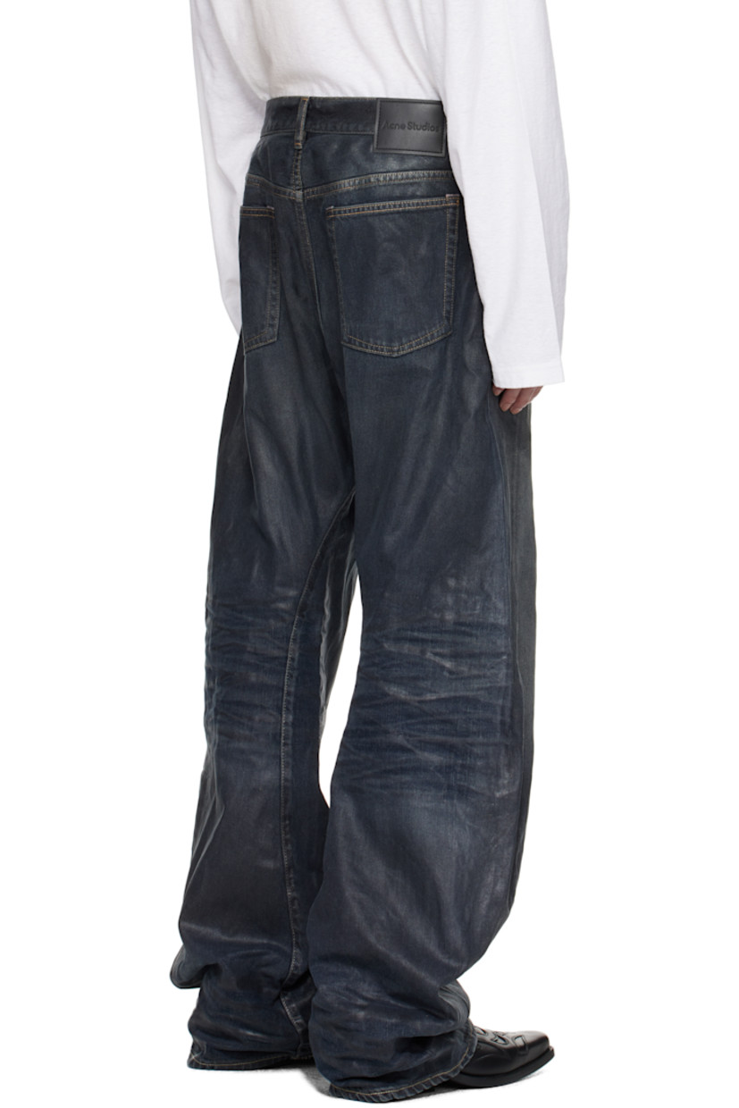 Coated non-stretch organic cotton denim jeans.

· Fading and whiskering throughout
· Loose-fit
· Low-rise
· Belt loops
· Five-pocket styling
· Button fly
· Logo patch at back waistband
· Contrast stitching in beige

Supplier color: Black