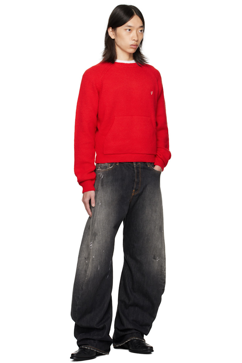 Non-stretch organic cotton denim jeans.

· Fading and paint splatters throughout
· Belt loops
· Five-pocket styling
· Button fly
· Distressing at front and waist
· Seams at front
· Curved legs
· Leather logo patch at back waistband

Each item is unique. Please note patterning may vary slightly.

Supplier color: Black