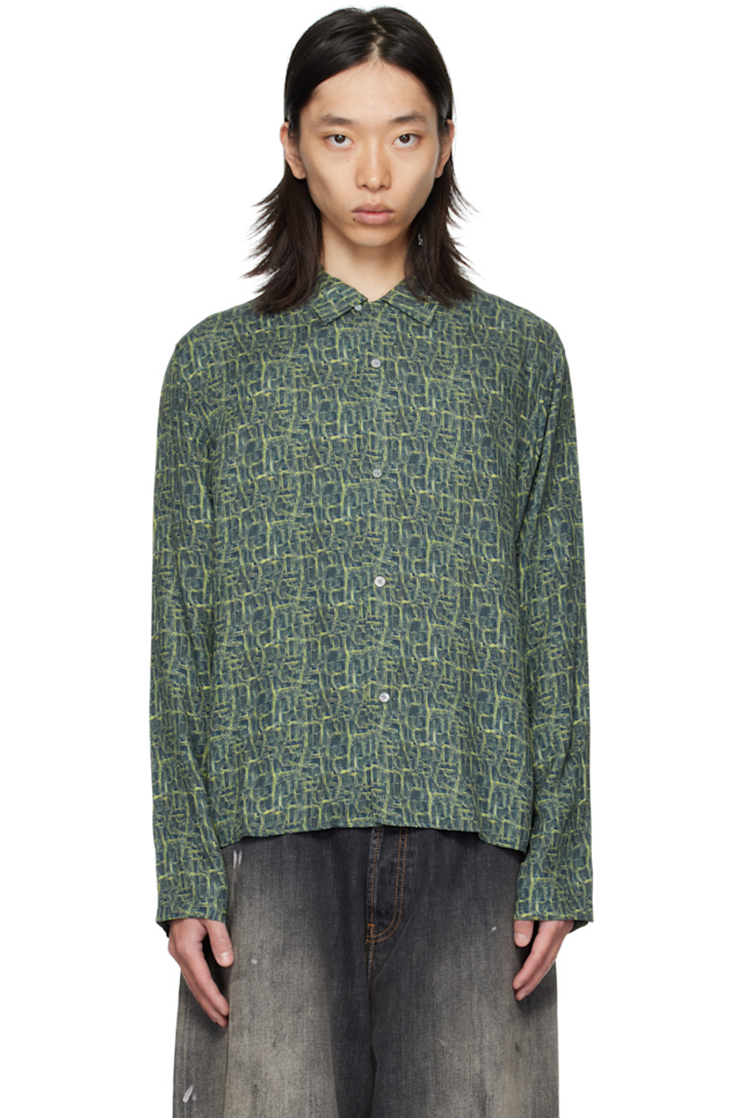 Viscose twill shirt. 

· Graphic pattern printed throughout 
· Spread collar 
· Logo embroidered at back collar 

Supplier color: Blue multi
