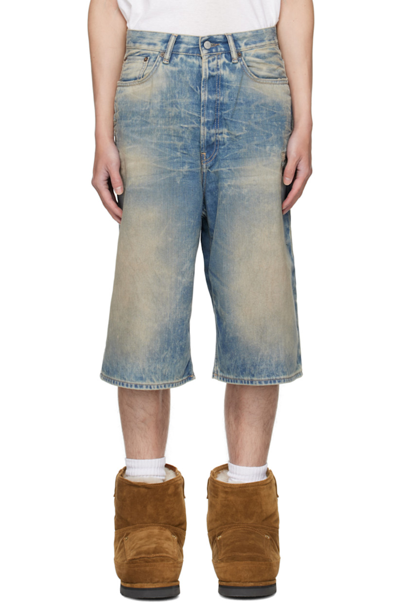 Non-stretch organic- and recycled-blend cotton denim shorts.

· Mineral-dyed 
· Discoloration and distressing throughout
· Belt loops
· Five-pocket styling
· Zip fly
· Leather logo patch at back waistband
· Contrast stitching in tan 

Supplier color: Auz Mid Blue