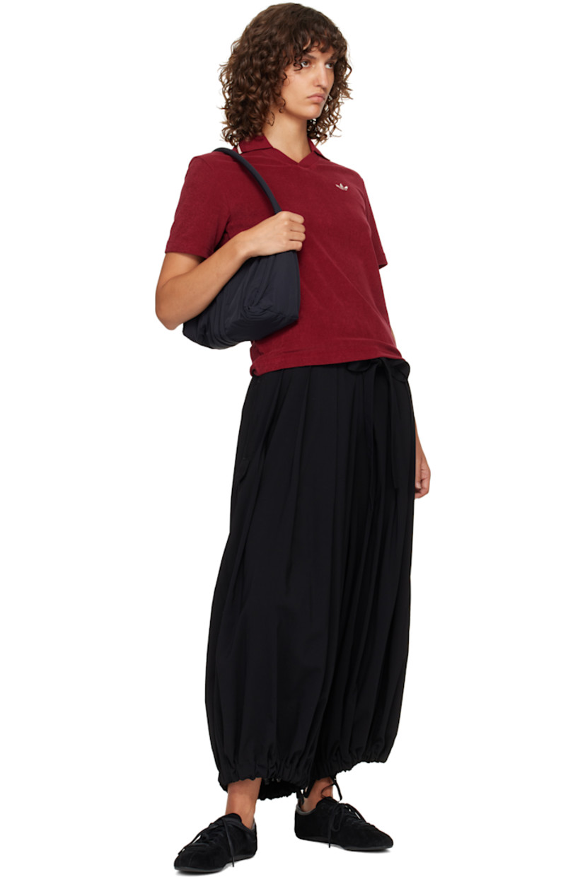 Padded recycled nylon taffeta pouch. 

· Twin rolled shoulder straps
· Signature stripes at front and back
· Embroidered logo at side
· Zip closure
· Zip pocket at interior 
· Twill lining
· Logo-engraved hardware
· H8" x W11" x D4"/ 30 L 

Supplier color: Black