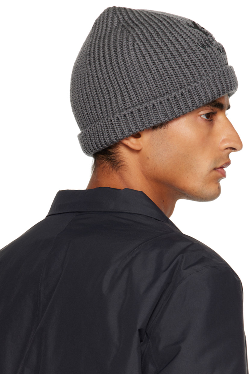 Rib-knit merino wool beanie. 

· Logo and text embroidered at face 
· Rolled brim 

Supplier color: Granit