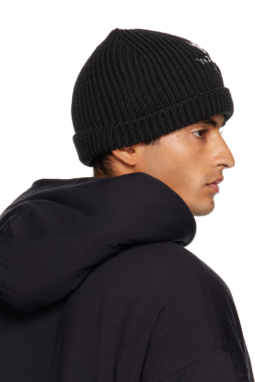 Rib-knit merino wool beanie. 

· Logo and text embroidered at face 
· Rolled brim 

Supplier color: Black