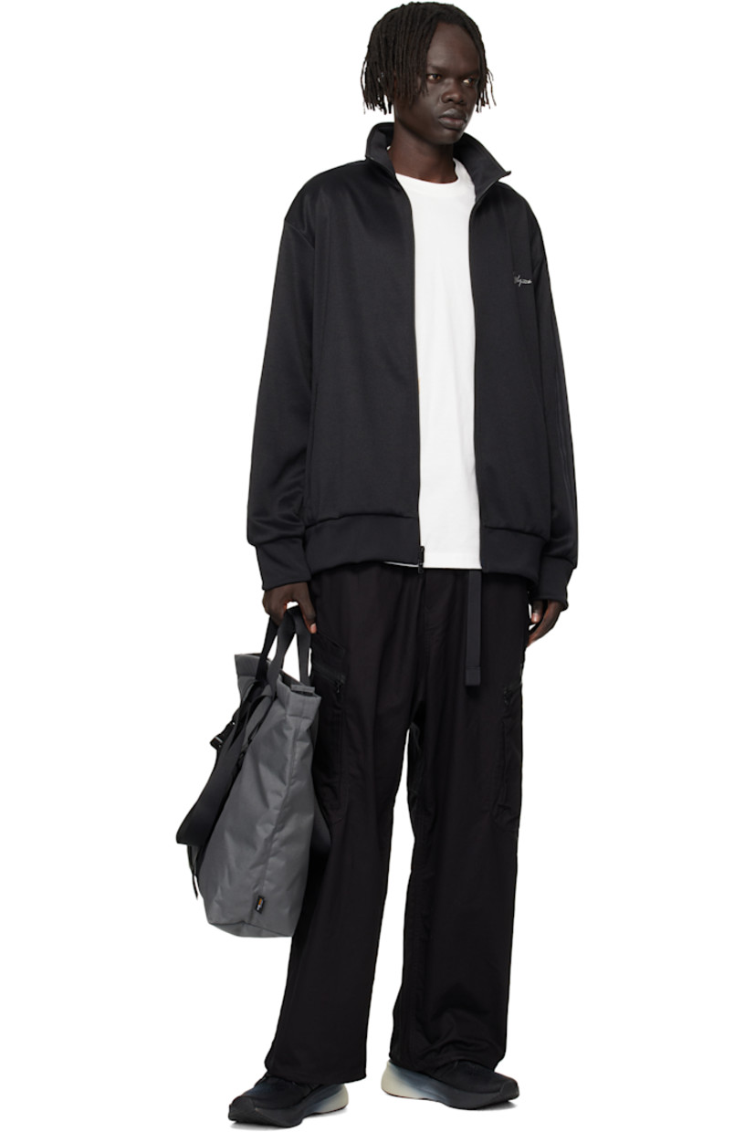 Canvas tote.

· Fixed carry handles and shoulder straps
· Bonded logo and press-release straps at face
· Two-way zip closure
· D-ring and zip pocket at interior
· Laptop compartment
· Twill lining
· H18" x W21" x D6"

Supplier color: Granit