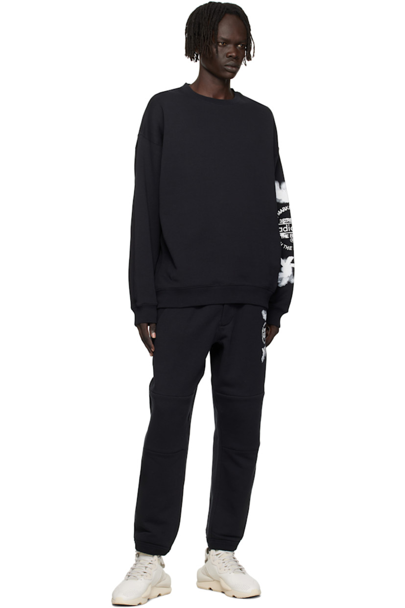 Cotton French terry sweatshirt.

· Rib-knit crewneck, hem, and cuffs
· Dropped shoulders
· Logo and text printed at sleeve

Supplier color: Black