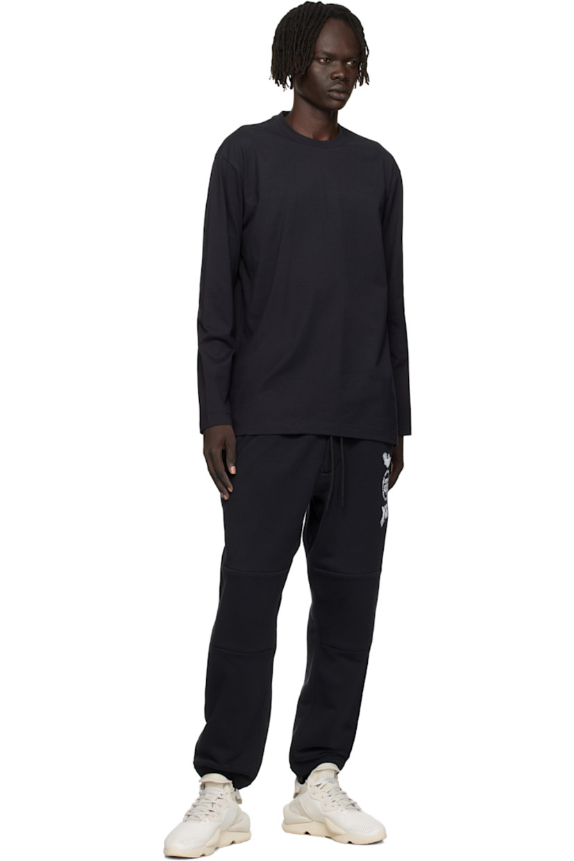 Cotton jersey T-shirt.

· Rib-knit crewneck
· Vented side seams
· Dropped shoulders
· Logo and text printed at back

Supplier color: Black