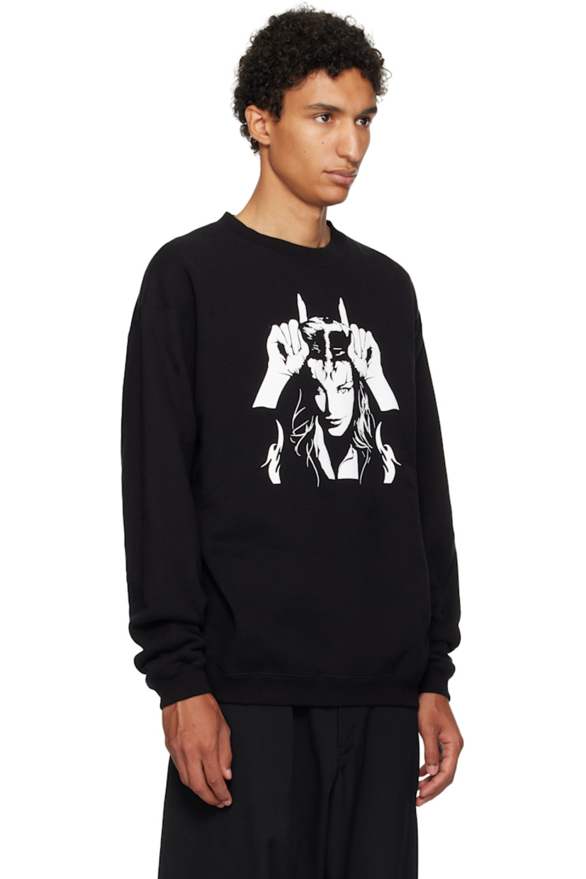 Cotton fleece sweatshirt. 

· Rib-knit crewneck, hem, and cuffs
· Graphic printed at front
· Dropped shoulders

Supplier color: Black