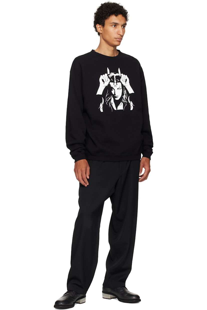 Cotton fleece sweatshirt. 

· Rib-knit crewneck, hem, and cuffs
· Graphic printed at front
· Dropped shoulders

Supplier color: Black