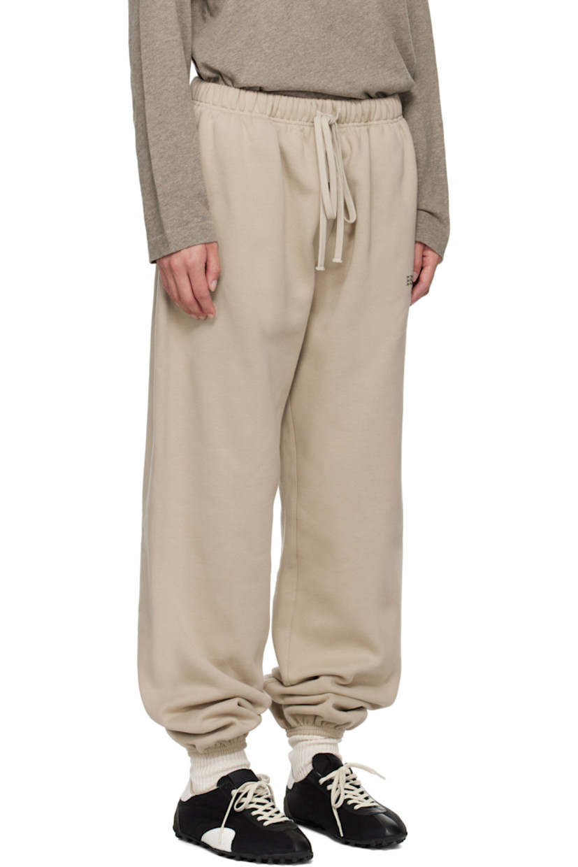 Cotton-blend fleece sweatpants.

· Drawstring at elasticized waistband
· Two-pocket styling
· Logo patch at front
· Reflective logo bonded at leg
· Elasticized cuffs

Supplier color: Timber
